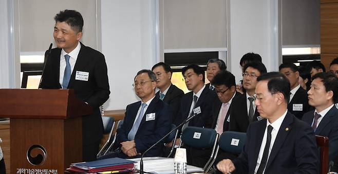 2018년 국정감사에 참석한 김범수 카카오 의장(맨 왼쪽)