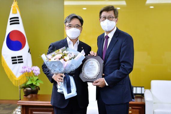 추승학 부산행복신협 이사장(왼쪽)이 지역사회를 위한 공헌활동에 앞장서 '부산광역시 사회공헌장'을 수상한 뒤 박형준 시장과 포즈를 취하고 있다. 부산행복신협 제공