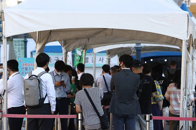 15일 서울역 광장에 마련된 코로나19 임시 선별검사소에 시민들이 검사를 받기 위해 기다리고 있다. 이날 코로나19 신규 확진자 수는 2천80명으로, 6일만에 다시 2천명대로 올라섰다. 연합뉴스