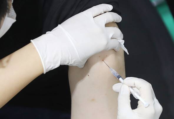 15일 오후 서울 서대문구 북아현문화체육센터에 마련된 코로나19 예방접종센터에서 시민이 백신을 맞고 있다. 연합뉴스