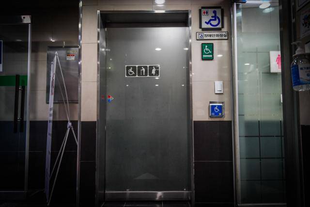 지난 9일 찾은 한성대입구역 4호선 내 남녀공용 장애인 화장실. 리모델링 공사는 2022년 이후에나 추진될 예정이다. 본래 올해 초 공사가 예정돼 있었지만, 예산 부족 등의 이유로 1년 후로 밀렸다.