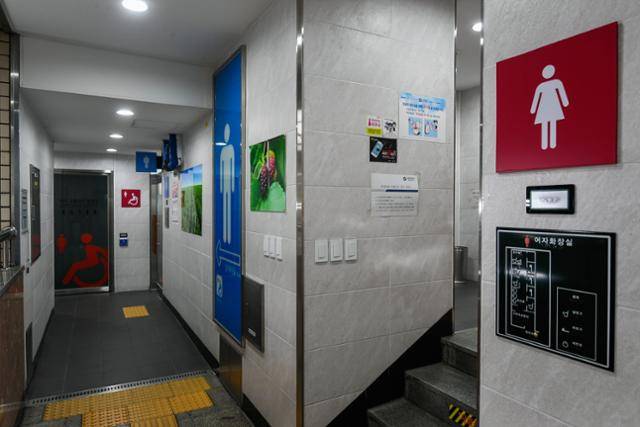 3호선 잠원역 여성용교통약자 화장실. 남성화장실 입구 안쪽에 들어가있다.
