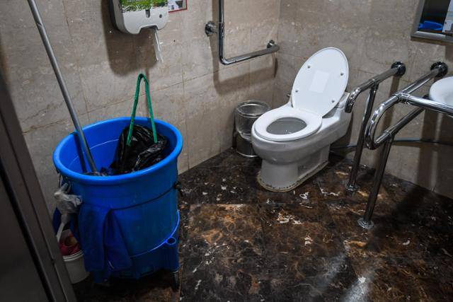 서울 강남구 일대 한 장애인 화장실에 대걸레 등 각종 청소 도구들이 놓여 있다. 이 건물에 장애인 화장실은 단 한 개뿐이다. 이 화장실을 이용하기 위해 걸음한 한 휠체어 장애인은 화장실 내부를 확인하고는 발길을 돌렸다.