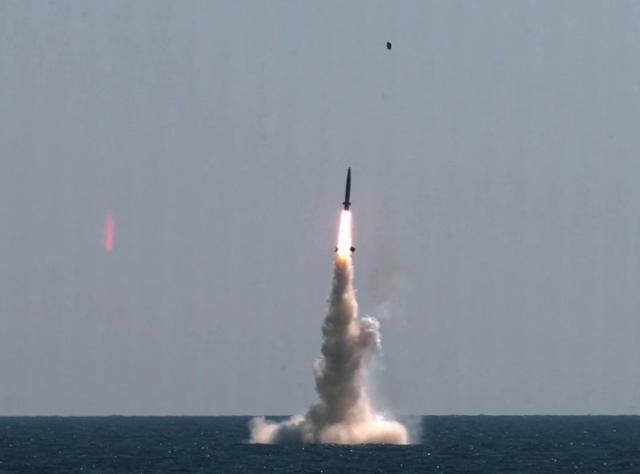 우리나라가 독자개발한 잠수함발사탄도미사일(SLBM)의 최종 시험 발사에 성공했다고 국방과학연구소가 15일 밝혔다. 사진은 15일 오후 우리 군이 독자설계하고 건조한 최초 3000톤급 잠수함인 도산안창호함에 탑재돼 수중에서 발사되고 있는 SLBM의 모습. 국방과학연구소 제공 영상 캡처, 뉴시스