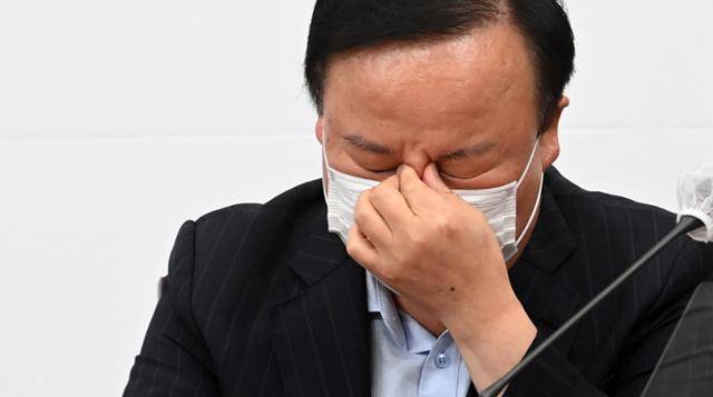 김재원 국민의힘 최고위원이 지난 13일 국회에서 열린 최고위 회의에서 생각에 잠겨있다. 연합뉴스