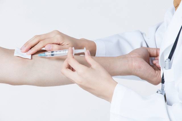 주사를 맞을 때 활짝 웃거나 얼굴을 찡그리면 통증이 덜하다./사진=클립아트코리아