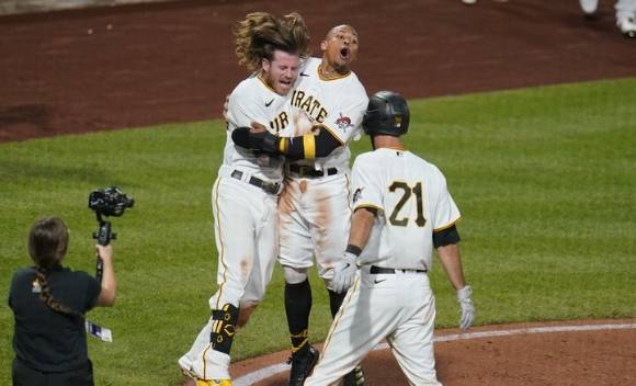 MLB 피츠버그는 16일(한국시간) 열린 신시내티와 홈 경기에서 9회말 5-4로 짜릿한 끝내기 승리를 거뒀다. [사진=뉴시스]