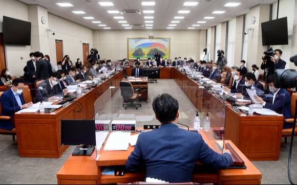 국회 정무위원회가 전체회의를 진행하고 있다.