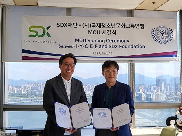 전하진 SDX재단 이사장(왼쪽)과 심재환 (사)국제청소년문화교류연맹 대표가 지속가능발전목표(SDGs) 관련 업무협약 체결 후 기념사진을 진행하고 있다. [사진=SDX재단]
