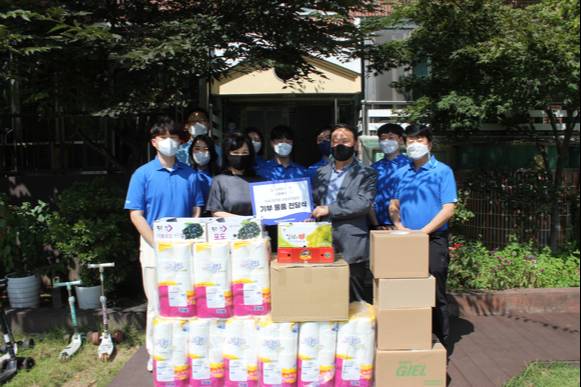 한국지능정보사회진흥원은 9월 15일(수), 대구 동구 소재 지역아동복지시설 신생원을 방문하여 추석맞이 사회공헌활동으로 기부물품 등을 전달했다. 중앙에서 우측 NIA 정부만 경영기획실장 [사진=NIA]