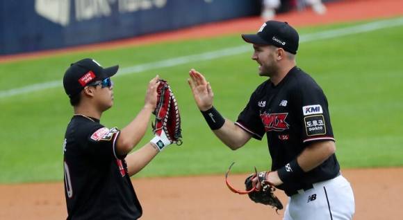 KT 위즈에서 뛰고 있는 제러드 호잉(왼쪽)이 16일 열린 롯데 자이언츠와 홈 경기에서 4안타 3타점을 기록하며 KT의 7-4 역전승에 힘을 보탰다. [사진=뉴시스]