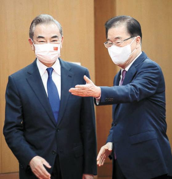 정의용 외교부 장관(오른쪽)과 왕이 중국 외교부장이 15일 서울 외교부 청사에서 열린 한·중 외교장관 회담 자리로 이동하고 있다. [뉴시스]