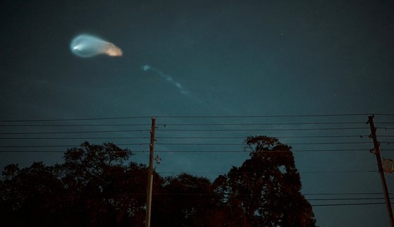 미국 플로리다주 롱우드에서 촬영한 사진. 이날 스페이스 발사한 팔콘9 로켓은 4인의 민간인이 탑승한 크루드래곤 캡슐을 우주로 올려보냈다. [사진 로이터=연합뉴스]
