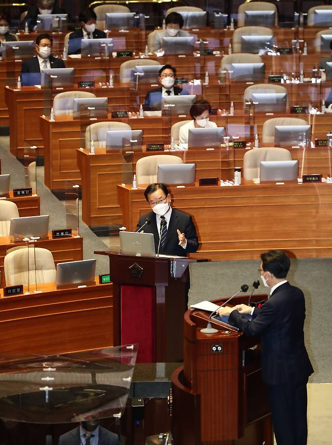 김부겸 국무총리가 16일 서울 여의도 국회 본회의에서 진행된 교육·사회·문화 분야 대정부질문에서 답변하고 있다. 국회사진기자단