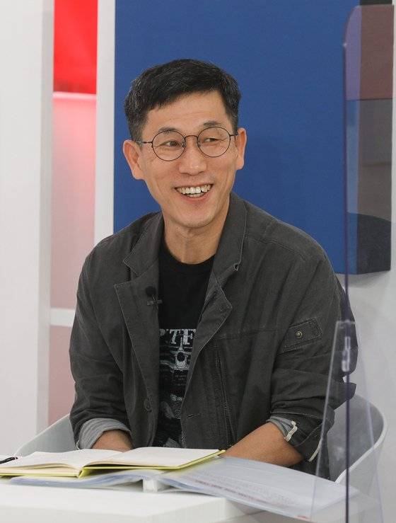 진중권 전 동양대학교 교수가 지난 9일 오후 서울 금천구 즐스튜디오에서 열린 '국민시그널' 국민의힘 대선 경선 후보 공개면접에서 면접관으로 참석하고 있다. [국회사진기자단]