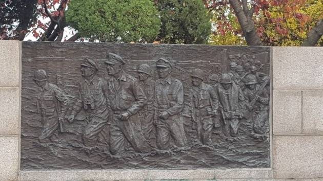 인천 자유공원 맥아더장군 동상 옆에 설치된 조각판화. 인천상륙작전 상황이 아닌 1944년 세계 2차세계대전 당시 필리핀   레이테만에 상륙하는 맥아더장군과 군인들로 밝혀졌다. 강준완 기자