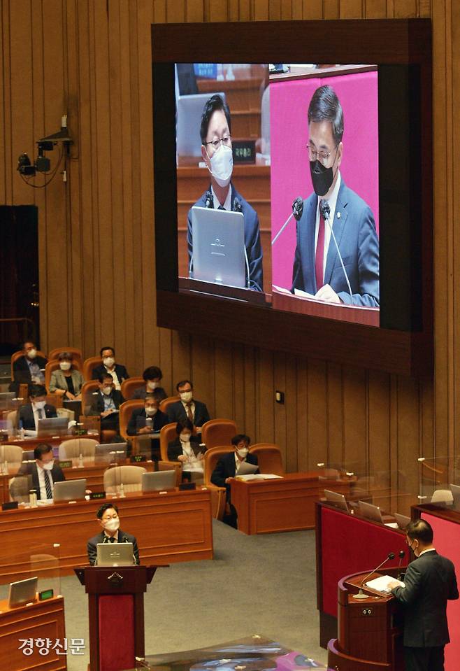 박범계 법무부 장관이 16일 국회 본회의장에서 열린 교육·사회·문화 분야 대정부질문에 출석, 최형두 국민의힘 의원 질의에 답변하고 있다. 국회사진기자단