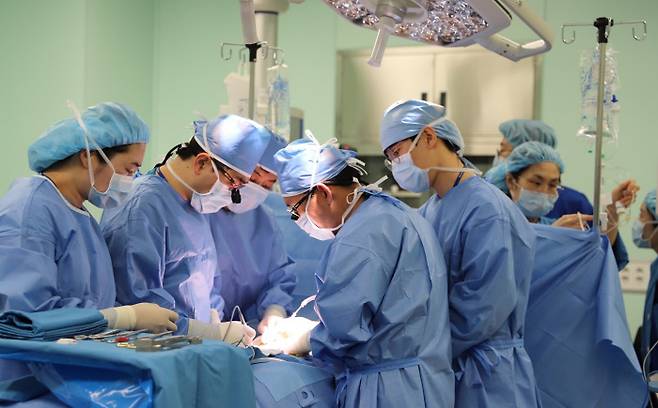 ‘김수환 추기경 기념’ 장기이식병원 황정기 병원장(가운데)의  소장이식 수술 집도 장면. &nbsp;은평성모병원 제공