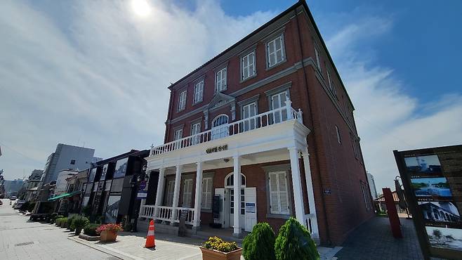 A Daebul hotel guestroom on show at the Daebul hotel exhibition (Kim Hae-yeon/ The Korea Herald)