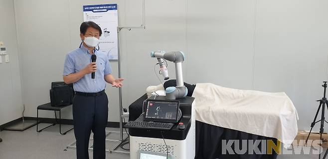 박성호 마젠다 로보틱스 연구소장이 AI기반 근골격인식 기술을 이용한 마사지 로봇시스템에 대해 소개하고 있다. 사진=최문갑 기자.