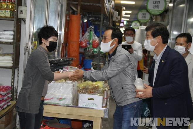 16일 추석명절 전통시장 장보기에 나선 태백시의원들(사진=태백시의회 제공)