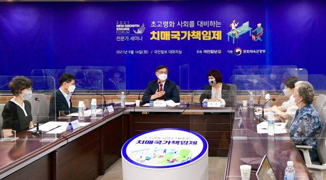 강선옥 강서구치매안심센터 총괄팀장, 은성호 보건복지부 노인정책관, 박건우 대한치매학회 이사장, 가수 현숙(왼쪽부터)씨가 14일 서울 여의도 국민일보 대회의실에서 ‘초고령화 사회를 대비하는 치매국가책임제’ 세미나를 진행하고 있다. 치매 가족을 보살피고 있는 박미라, 이정례씨도 세미나에 참석했다.  권현구 기자