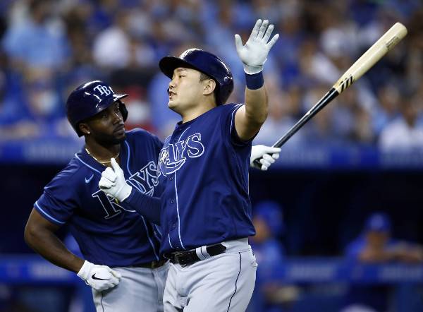 템파베이 레이스 4번 타자 최지만(오른쪽)이 15일(한국시간) 캐나다 온타리오주 토론토 로저스센터에서 열린 토론토 블루제이스와 미국프로야구 메이저리그 원정경기 2회에 솔로 홈런을 터뜨린 뒤 홈으로 들어오고 있다. AFP연합뉴스