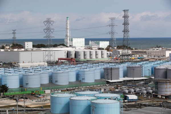 지난 2월 후쿠시마 제1원전에 오염수를 보관하는 탱크들이 빼곡하게 설치돼 있다. 후쿠시마 제1원전 격납용기 상부에선 최근 예상을 뛰어넘는 수준의 강력한 방사선이 측정됐다. AP뉴시스