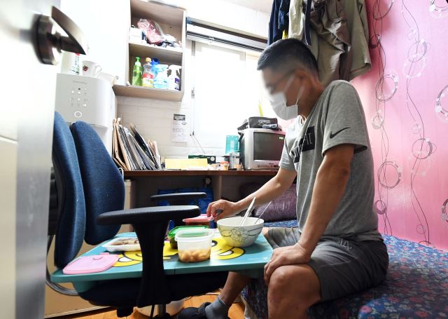 서울 관악구 한 고시원에 사는 이승수(가명·53)씨가 지난달 6일 의자에 플라스틱판을 얹어 식탁을 만든 뒤 점심을 먹고 있다. 최종학 선임기자