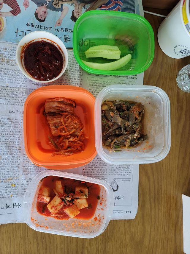 서울 한 영구임대 아파트에 사는 80대 노인이 평소에 먹는 반찬들. 김치와 깍두기, 장아찌, 오이 등이 놓여 있다. 방극렬 기자