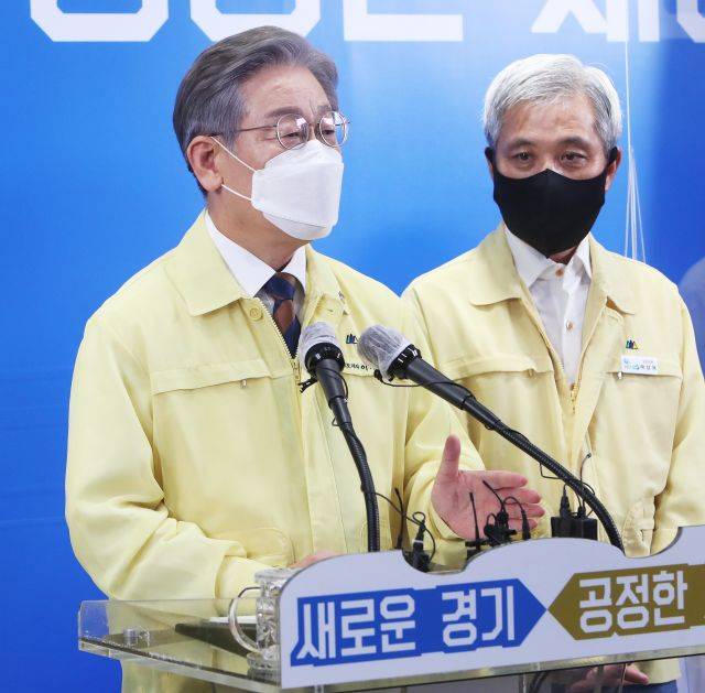 이재명 경기도지사가 15일 오후 경기도 수원시 경기도청 브리핑룸에서 제3차 경기도 재난기본소득 지급 관련 기자회견을 하고 있다. 뉴시스