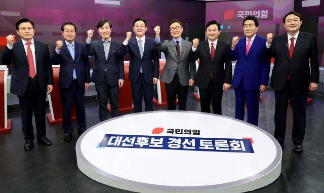 국민의힘 윤석열(오른쪽부터), 안상수, 원희룡, 최재형, 유승민, 하태경, 홍준표, 황교안 대선 경선 예비후보들이 16일 방송토론회에서 기념촬영을 하고 있다. 국회사진기자단