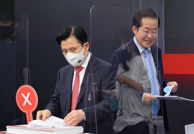 국민의힘 대권주자인 홍준표 의원(오른쪽)과 황교안 전 국무총리가 16일 서울 중구 TV조선 스튜디오에서 열린 제20대 대통령선거 경선후보자 1차 방송토론회에서 토론을 준비하고 있다. 국회사진기자단