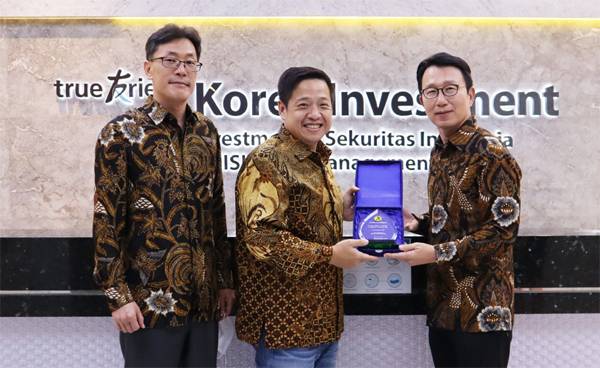 인도네시아에서 상장에 성공한 OILS의 조한 위닥도 림 대표가 현지 전통의상 바틱을 입고 송상엽 KIS인도네시아 대표(오른쪽)에게 감사패를 전달하고 있다. [사진 제공 = 한국투자증권]