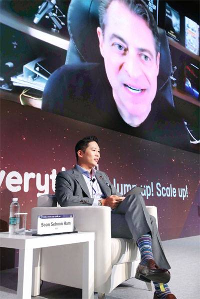 피터 디어맨디스 엑스프라이즈재단 회장(화면 속 인물)이 16일 트라이 에브리싱 `실리콘밸리 대부가 말하는 미래를 바꿀 기술` 세션에서 함세훈 EQT파트너스 대표가 던진 인공지능 진화 변화상에 대한 질문에 답변하고 있다. [한주형 기자]