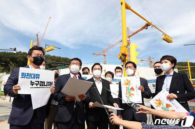 (서울=뉴스1) 국회사진취재단 = 국민의힘 이재명 경기도지사 대장동 게이트 진상조사TF 이헌승 위원장이 16일 오후 성남시 대장동 현장을 둘러보며 발언하고 있다. (왼쪽부터) 김형동, 이헌승 TF위원장, 박수영, 송석준, 김은혜 의원. 2021.9.16/뉴스1