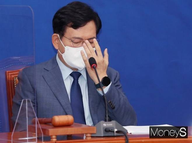 송영길 더불어민주당 대표가 지난 6일 서울 여의도 국회에서 열린 최고위원회의에서 참석자들의 발언을 들으며 생각에 잠겨 있다. /사진=장동규 기자