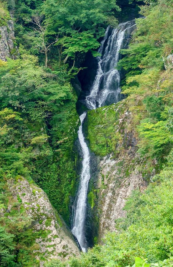 비온뒤 위봉폭포 3층, 2층. 최하단 1층 폭포는 가까이 가야 찍을수 있다. 1,2,3층을 한꺼번에 찍겠다는 출사객의 욕심은 자연을 거스르는 마음이다. 인근 위봉산성에서 방탄이들이 놀았다.