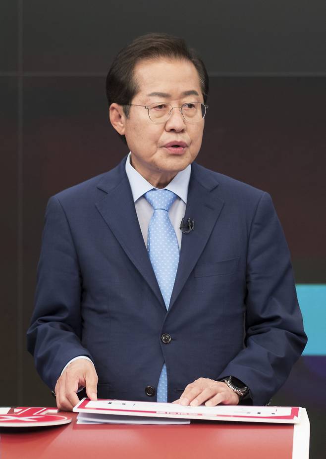 국민의힘 대권주자인 홍준표 의원이 16일 서울 중구 TV조선 스튜디오에서 열린 제20대 대통령선거 경선후보자 1차 방송토론회에서 토론을 준비하고 있다. [연합]