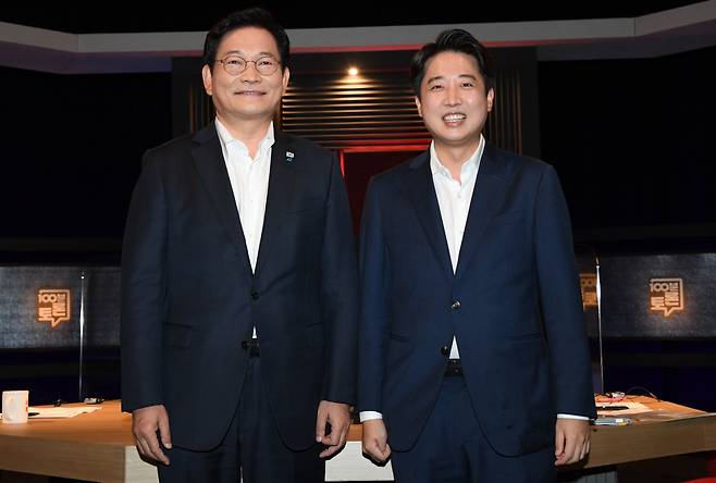 송영길 더불어민주당 대표(왼쪽)와 이준석 국민의힘 대표가 16일 오후 서울 상암동 MBC에서 열린 100분 토론 '추석특집 여야 당대표 토론, 민심을 읽다'에서 기념촬영을 하고 있다. [연합]