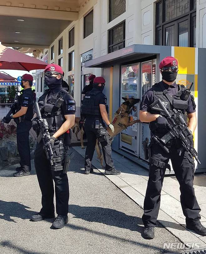 [전주=뉴시스]윤난슬 기자 = 전북경찰청은 추석 명절을 맞아 지역 간 이동인구 증가에 따라 도내 주요 다중이용시설에 경찰특공대를 배치, 대테러 안전 활동을 강화할 계획이라고 16일 밝혔다.(사진=전북경찰 제공)