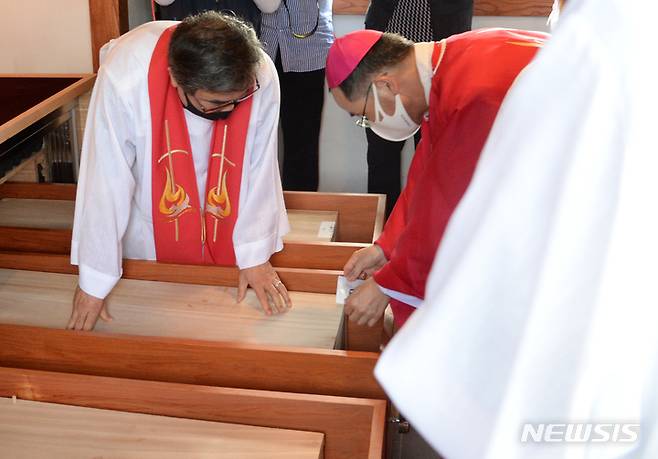 [완주=뉴시스] 김얼 기자 = 천주교 전주교구장 김선태 사도 요한 주교를 비롯한 관계자들이 16일 전북 완주군 초남이성지 유해 안치소에서 '한국 최초의 순교자 복자 윤지충 바오로와 권상연 야고보, 신유박해 순교자 복자 윤지헌 프란치스코 현양 미사 및 유해 안치식'을 열고 안치식을 거행하고 있다. 2021.09.16. pmkeul@newsis.com