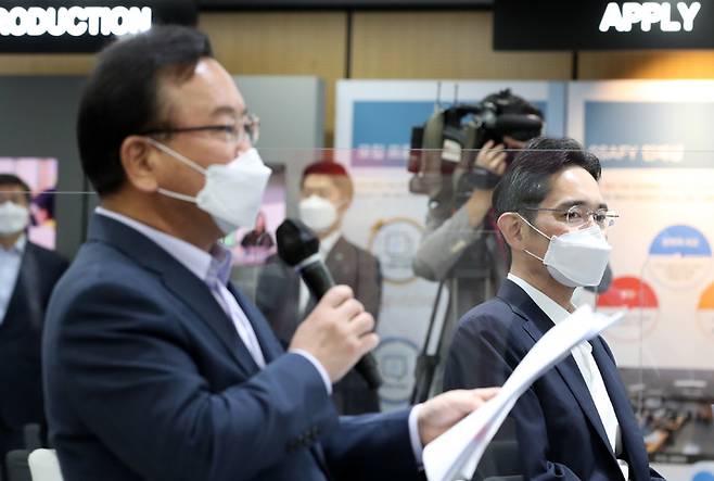 [서울=뉴시스] 김명원 기자 = 이재용 삼성전자 부회장이 14일 오전 서울 강남구 역삼동 멀티캠퍼스에서 진행되는 '삼성 청년 소프트웨어 아카데미(SSAFY)' 교육 현장에서 김부겸 국무총리의 모두발언을 경청하고 있다.삼성은 정부가 추진하는 청년 일자리 프로젝트 '청년희망ON 프로젝트' 사업에 KT에 이어 2호 기업으로 참여했다. (공동취재사진) 2021.09.14. photo@newsis.com