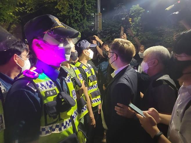 [서울=뉴시스]정유선 기자=16일 서울 영등포구 국회의사당역 앞에서 자영업자 비대위 김기홍 공동대표가 분향소 설치를 막는 경찰에 항의하고 있다. 2021. 9. 16.  *재판매 및 DB 금지