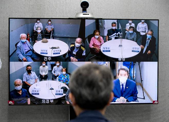 이인영 통일부 장관이 16일 오후 서울 중구 대한적십자사 서울사무소에서 열린 화상 상봉장 시연행사에서 의정부·홍성·전주 등 3개 지역의 화상 상봉장을 상호 연결하는 방식으로 이산가족들과 면담하고 있다. 연합뉴스