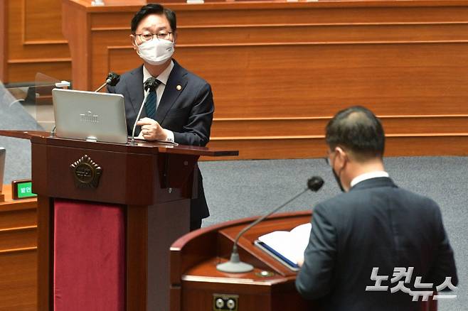 박범계 법무부 장관이 16일 국회 본회의장에서 열린 교육·사회·문화 분야 대정부질문에 출석, 최형두 국민의힘 의원 질의에 답변하고 있다. 박종민 기자