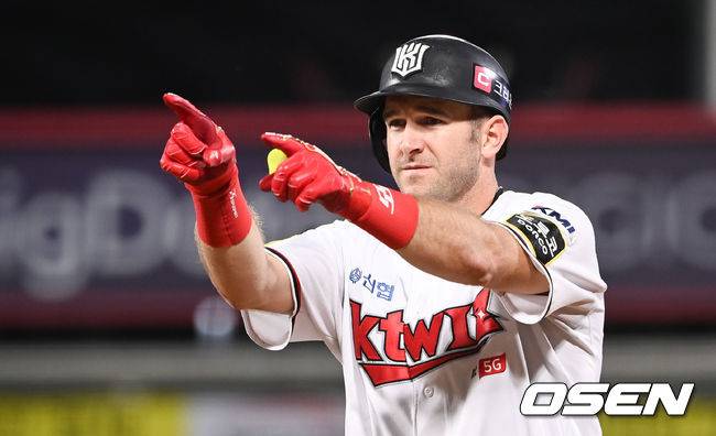[OSEN=수원,박준형 기자] 3회말 2사 2루 KT 호잉이 역전 1타점 적시타를 날린뒤 세리머니를 하고 있다.  2021.09.16 / soul1014@osen.co.kr