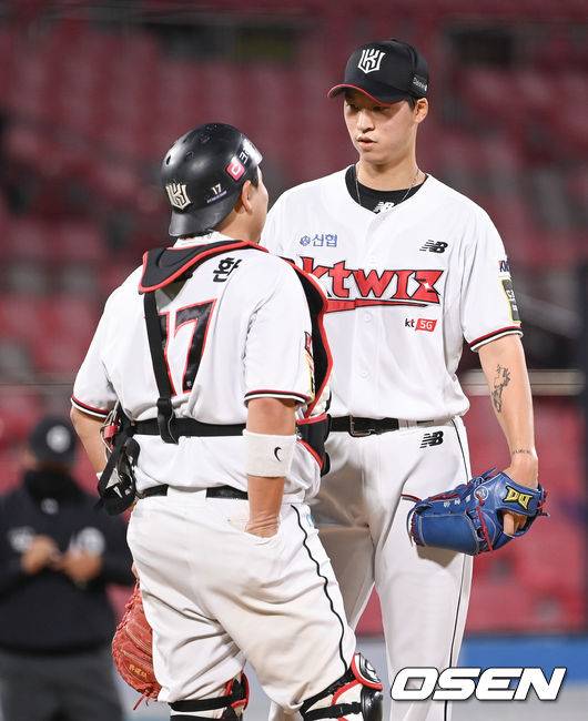 [OSEN=수원,박준형 기자]2회초 롯데 정훈과 나승엽에게 백투백 홈런을 허용한 KT 엄상백 선발투수와 허도환 포수가 이야기를 나누고 있다  2021.09.16