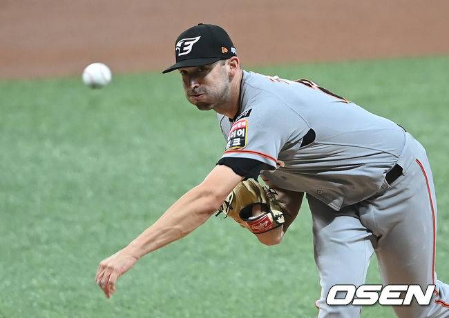 [OSEN=고척, 곽영래 기자] 16일 서울 고척스카이돔에서 ‘2021 신한은행 SOL KBO 리그’ 키움 히어로즈와 한화 이글스의 경기가 열렸다.1회말 한화 카펜터가 역투하고 있다. 2021.09.16/ youngrae@osen.co.kr