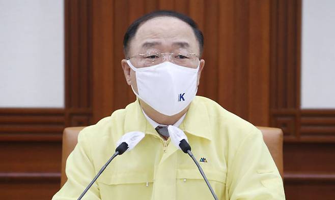 홍남기 경제부총리 겸 기재부 장관이 16일 제45차 비상경제 중앙대책본부 회의를 주재하며 발언하고 있다. 연합뉴스